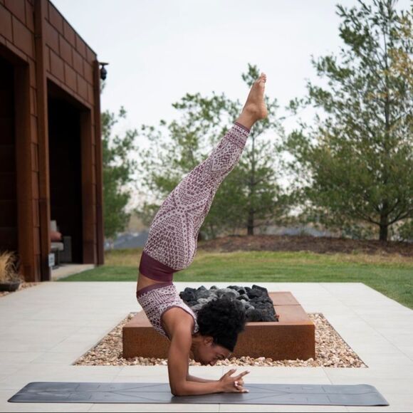 NWT! Fabletics High-Waisted Seamless Lace Capri Workout Gym Leggings - Picture 7 of 8